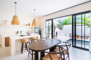 Tropical Chic Villa with Pool and Rooftop Canggu Area