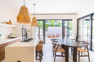 Tropical Chic Villa with Pool and Rooftop Canggu Area