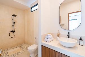 Tropical Chic Villa with Pool and Rooftop Canggu Area