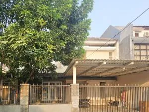 Hasana Guest House Syariah near Royal Plaza RedPartner - Wonocolo