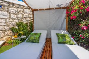 Malerisches Apartment direkt am Strand mit Lounge-Bett, Privatparkplatz, Klima, WiFi