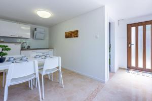 Malerisches Apartment direkt am Strand mit Lounge-Bett, Privatparkplatz, Klima, WiFi