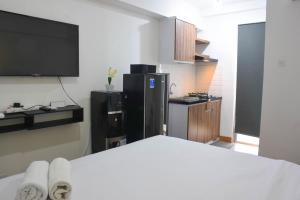 Elegant and Comfy Studio at Bassura City Apartment By Travelio