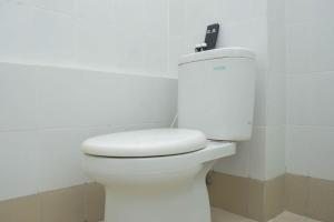 Elegant and Comfy Studio at Bassura City Apartment By Travelio