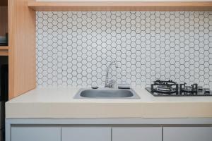 Fully Furnished and Cozy Studio Apartment at B Residence By Travelio