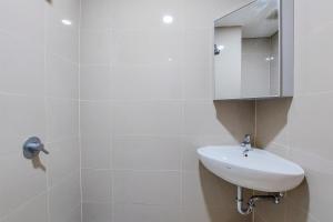 Fully Furnished and Cozy Studio Apartment at B Residence By Travelio