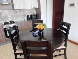 Cozy with amazing city skyline and infinity pool