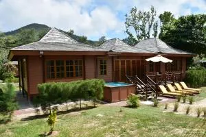 هليكونيا غروف - Denis Island