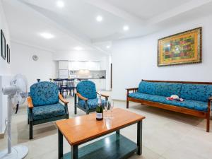 1H. Cozy Las Flores with Pool