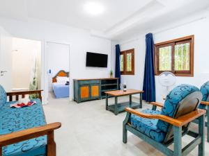 1H. Cozy Las Flores with Pool