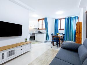 1i. Cozy Las Flores with Pool