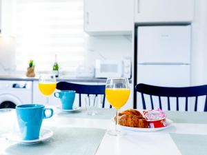 1L. Cozy Las Flores with Pool