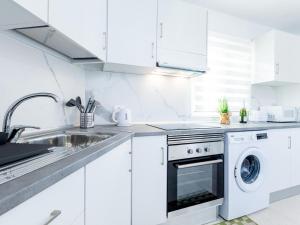 1L. Cozy Las Flores with Pool