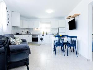 1L. Cozy Las Flores with Pool