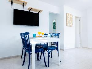 1L. Cozy Las Flores with Pool