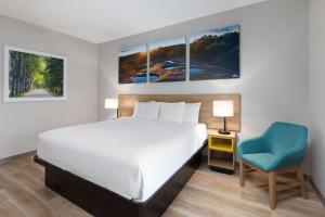 King Room - Non-Smoking room in Days Inn by Wyndham Hutchinson