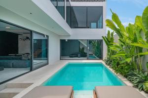 Under The Palms - A Luxurious 3-BR Villa in Canggu