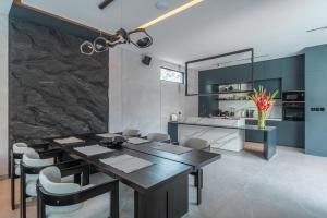 Under The Palms - A Luxurious 3-BR Villa in Canggu