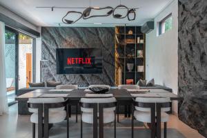 Under The Palms - A Luxurious 3-BR Villa in Canggu