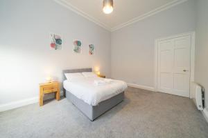 Lochside Apartments, Apt B