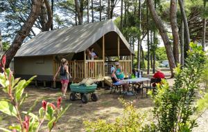 Campings Domaine Residentiel de Plein Air Les Tamarins : photos des chambres