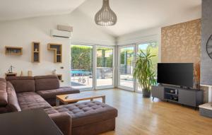 Modern villa zara with pool in Visnjan 