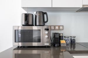 District One Residences 12 - PROMO DEAL! Modern 1BR for 4 with Breathtaking Lagoon Views