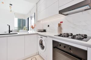 Savis Home - Enjoy the City Skyline View 1BR in Binghatti Venus JVC