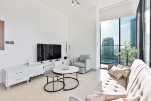 Savis Home - Enjoy the City Skyline View 1BR in Binghatti Venus JVC