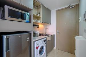 Elegant Studio with Pool and Sea View at Gold Coast Apartment By Travelio