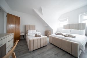 Spacious Duplex Apartment - Perfectly Situated in the Heart of the City