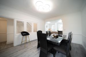 Spacious Duplex Apartment - Perfectly Situated in the Heart of the City