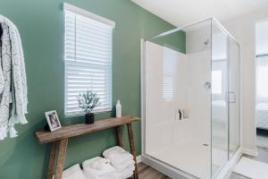 Spacious 3BR Home with Lake Access & Mountain Views