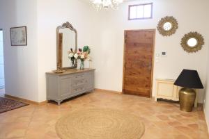 Sejours a la campagne superb prestige property with indoor heated swimming pool, seminar room and tennis court in mouries, in the alpilles in provence – 16 people : photos des chambres