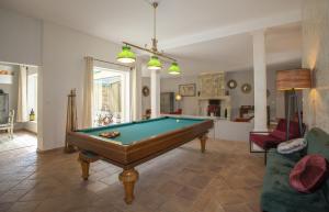 Sejours a la campagne superb prestige property with indoor heated swimming pool, seminar room and tennis court in mouries, in the alpilles in provence – 16 people : photos des chambres