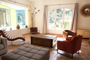 Sejours a la campagne superb prestige property with indoor heated swimming pool, seminar room and tennis court in mouries, in the alpilles in provence – 16 people : photos des chambres
