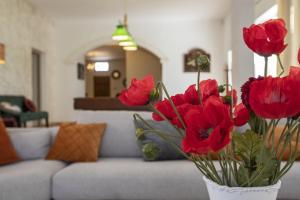 Sejours a la campagne superb prestige property with indoor heated swimming pool, seminar room and tennis court in mouries, in the alpilles in provence – 16 people : photos des chambres