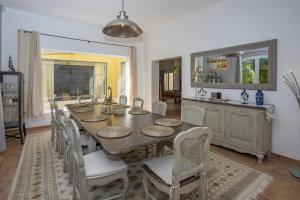 Sejours a la campagne superb prestige property with indoor heated swimming pool, seminar room and tennis court in mouries, in the alpilles in provence – 16 people : photos des chambres