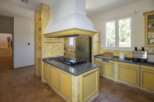 Sejours a la campagne superb prestige property with indoor heated swimming pool, seminar room and tennis court in mouries, in the alpilles in provence – 16 people : photos des chambres