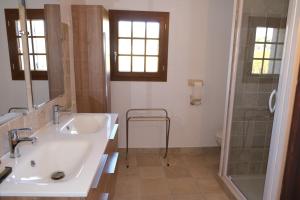 Maisons de vacances typical mas provencal with swimming pool in a small hamlet near mouries in the alpilles in provence- 8 persons : photos des chambres