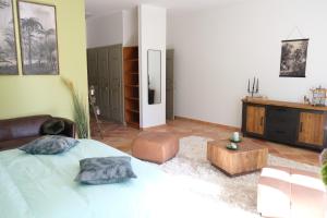 Sejours a la campagne superb prestige property with indoor heated swimming pool, seminar room and tennis court in mouries, in the alpilles in provence – 16 people : photos des chambres