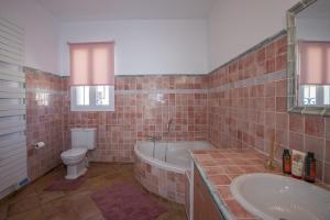 Sejours a la campagne superb prestige property with indoor heated swimming pool, seminar room and tennis court in mouries, in the alpilles in provence – 16 people : photos des chambres