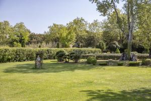 Sejours a la campagne superb prestige property with indoor heated swimming pool, seminar room and tennis court in mouries, in the alpilles in provence – 16 people : photos des chambres