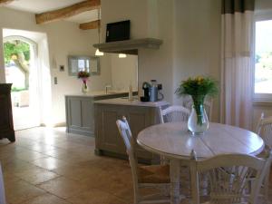 very beautiful and charming 18th century estate in bonnieux, luberon area, in provence - 8 personnes