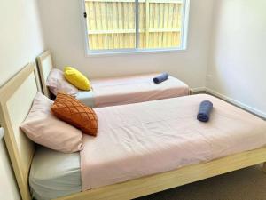 Modern 4-Bedroom Family Home in Park Ridge - Parking Included