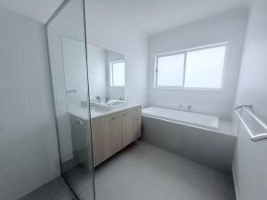 Modern 4-Bedroom Family Home in Park Ridge - Parking Included