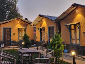 Monkey Mud House and Camps, Bir