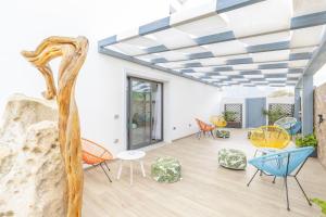 A stunning villa with pool and jacuzzi img16