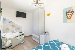 A stunning villa with pool and jacuzzi img32