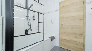 Luxx Home MM, Airport - Parkplatz - Küche - Balkon